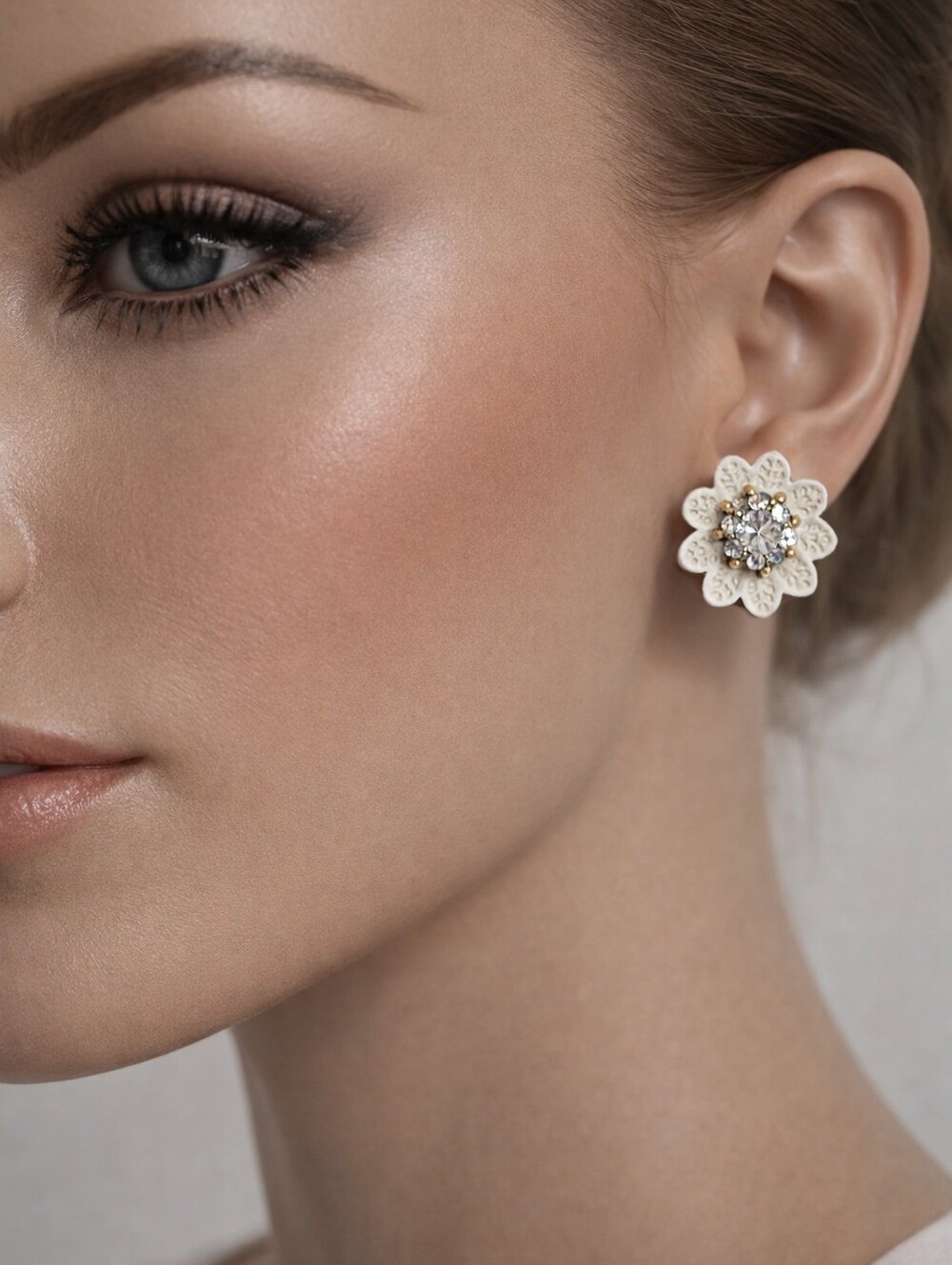 Cream Floral Crystal Stud Earrings – Elegant Women’s Fashion Jewelry